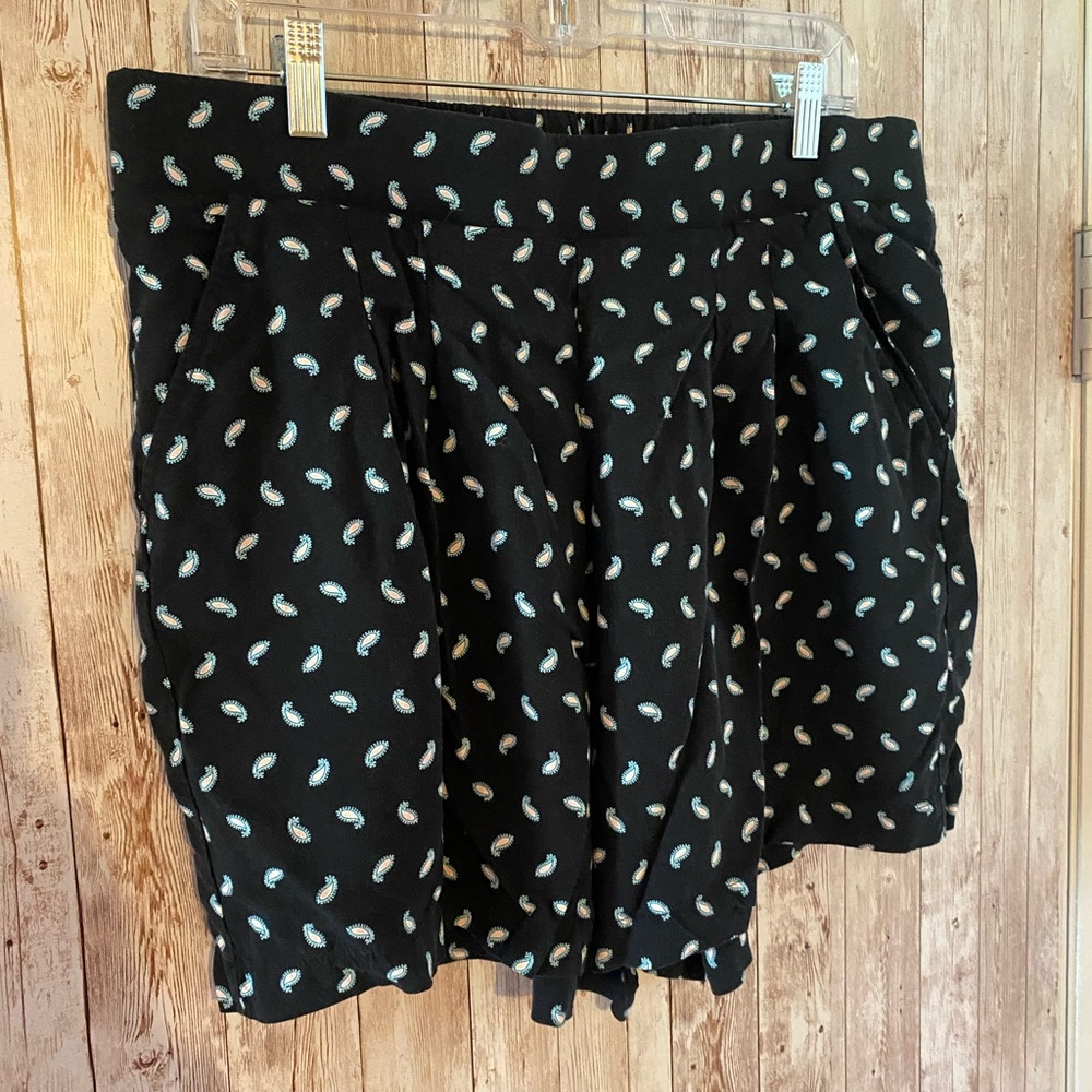 Torrid size 1 black paisley shorts women's plus flowy pockets